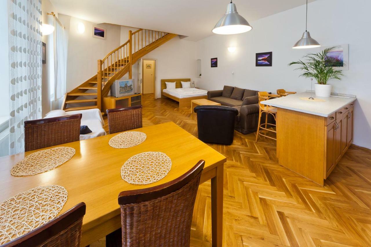 Charles Bridge Apartment Prag